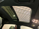 パノラミックスライディングルーフで明るい車内をお楽しみいただけます。UVカットで日差しの強い日も安心です。