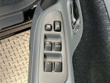 運転席側のフロントドアに全ドアのパワーウィンドウ開閉スイッチとウィンドウロックスイッチとドアロックスイッチが付いてます。