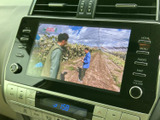テレビ映像を画面に表示でき、停車中の休憩時間にも映像を楽しめます。画面が見やすい位置に収まり、目的に合わせてメニューから切り替えられる便利な装備です。