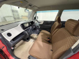 すわり心地の良い運転席・助手席です。長時間のドライブの疲れ軽減に貢献します。どうぞ快適なドライブを♪
