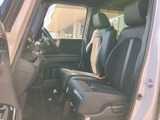 前席にはゆったりとしたシートが並び、運転席から助手席まで落ち着いた室内空間が広がります。窓からの視界も確保され、毎日の乗り降りや移動を快適に支えます。