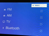 Bluetooth(ブルートゥース)接続機能付き。スマートフォンなどからお気に入りの音楽をワイヤレス再生できます。ドライブがさらに楽しくなりますね。