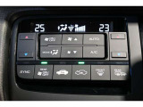 運転席と助手席の温度設定の変更が可能な左右独立タイプのデュアルエアコンです♪♪♪暑がりな人・寒がりな人も誰もが車内を快適にお過ごしいただけます♪♪♪