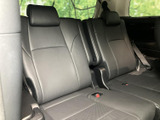 左右に並ぶシートはヘッドレストとシートベルトを備え、後方まで乗車スペースを確保しています。窓から明るさも入り、家族や友人とのお出かけにも活躍する室内です。