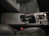 運転席からも助手席からも自由に使えるドリンクホルダー付。停車中にブレーキペダルを踏み続けなくてもブレーキ保持ができるオートマチックブレーキホールド機能もついております。