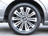 ★右後タイヤ★高級感のあるアルミホイールです!タイヤ詳細 205/55R17インチでタイヤの溝は、4mmございます。