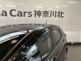 ドアバイザーを装備!雨の日でも窓を少し開けて車内の換気がしやすく、空気を入れ替えたい時に便利です。雨の吹き込みを抑えてくれるため、天候を問わず日常使いで活躍する実用的な装備です。