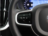 前方車を自動追従するアダプティブクルーズコントロールに加え、ステアリング操舵も行う進化型クルーズ『パイロットアシスト』を搭載。車体を車線内へと適正に維持しつつ先行車を忠実に追従します。