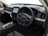 インストルメントパネルは僅かに運転席側へと傾けられているほか、余計なスイッチ類を可能な限り排し、運転に集中しやすい環境を造り出しています。
