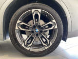 BMWの純正アロイホイールは軽量かつ強度にも優れているホイールで走行性能を引き上げる設計になっております。足元にもBMWは妥協がなくこだわっている個所になります。