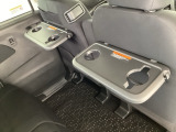 折りたたみ式のシートバックテーブルは限られた空間を有効活用。車内の家族時間をもっと快適に。休憩時のちょっとした小物置に使える、前席背面の格納式テーブルが付いています。