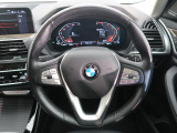 BMWのステアリングのリムは、一般的なものより少し太めにデザインされています。 これはタイヤやステアリングシャフトなどを介して伝わる路面からの入力を、しっかりと把握するためです。