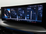 BMWカーブド・ディスプレイは、必要な情報をひと目で把握できるだけでなく、BMW iDriveの主要なインターフェイスとしてさまざまな機能の直観的な操作を可能にしています。