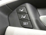 運転席のシートポジションを記憶・再現できるメモリー機能を搭載しています。