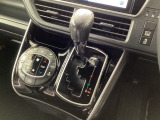 インパネシフトを採用しているので、前席の足元も広々としています。運転席と助手席の行き来もスムーズです!
