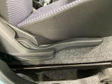運転席にはドライバーの体型や好みに応じて前後方向だけでなく、高さの調整ができるシートリフターを装備!
