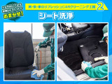 フロントシートを取り外し(一部車両を除く)、シート洗浄清掃を行います。室内のシート下も細かな部分まで確認できるので細部までキレイにすることが可能です。