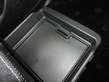 便利な収納ポケット、小物入れを各所に配置しています。