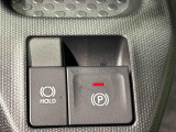 指先だけで簡単に操作が可能な電動パーキングブレーキを採用。「HOLD」スイッチを押すと、渋滞や信号待ちなどでブレーキペダルから足を離しても、ブレーキを保持するので安心です
