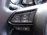 【ステアリングスイッチ】ステアリングスイッチは運転姿勢や視線を崩さずに操作が可能です。左側にはオーディオ類があります。