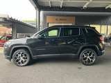 【ホイールアーチ】台形ホイールアーチはJeep伝統のデザインです。採用している理由は諸説ありますが、オフロードを走行する際にタイヤとボディが干渉しあわないよう配慮した作りにするためとなります。