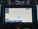 現在地を地図上で確認でき、周辺の道筋を把握しやすい表示です。目的地設定や地点登録などの項目も画面下に並び、行き先の確認やルート選びを手元で進められます。