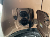 車を降りてさっと充電できるよう、車両右側に充電ポート設計。