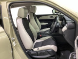 女性でも運転がしやすいように、シートの高さ調整機能(シートリフター)がついています。広い足元にゆったり座れるシートには肘掛も装備しており長距離の運転でも疲れにくいシートです。