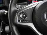 ハンドルにオーディオ操作用スイッチを備え、手を放さずに操作可能。安全性と利便性を両立しています。