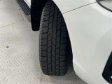 タイヤサイズは265/65R17!残り溝は7ミリ程度です!スペアタイヤがついていて、不測の事態が起きても安心です!