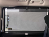 【後席ロールサンシェード】日差し対策だけでなく、夏場は車内の温度上昇もできるだけ防ぎ、エコ走行につながります。