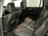 【リアシート】屋根までの高さがある車のため、大人の方でも圧迫感が少なく乗車出来ます。足元は広く取られているため、ゆったりとお乗り頂けます。