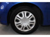 スチールホイールには車のデザインにマッチした純正のフルホイールカバーが装着しています。