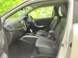 前席まわりは視界が広く、運転席と助手席の座面もゆったりとした印象です。落ち着いた色調でまとまり、足元もすっきりしているため、乗り降りの際も心地よく過ごせます。
