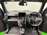 美しいデザインの運転席空に加えてUV&IRカット機能付きフロントガラスの面積や位置取りが良く、前方・右前・左前方向の視認性がいいですよ!