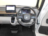 機能的にまとめられた運転席回り。運転しやすさにこだわりました。