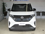 ■フロントカメラで前方の車両や歩行者を検知。万一、ドライバーが安全に減速できなかった場合には、自動的に緊急ブレーキを作動させて衝突を回避、または衝突時の被害や傷害を軽減します。
