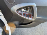 運転席パワーウィンドウスイッチとドリンクホルダーです。