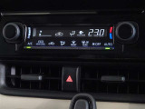 車内を快適に、オートエアコンを装備しています。