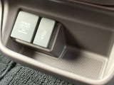 USBジャック搭載しております。純正ナビと連動しているため、接続機器の充電をするとともに音楽再生も可能です!お気に入りのプレイリストを再生して楽しくドライブできますよ!