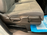 【シートレバー】ただ座るだけじゃない、運転のしやすさを決める大事なスイッチ。視界を広げたり、腰への負担を減らしたり。体型に合わせてジャストフィットさせるこの瞬間、さあ走るぞって気合が入ります。