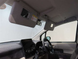 ライト付きのバニティーミラーが運転、助手席に付いています♪