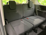 3列目にも複数の座席を備え、後席まで乗車できる室内空間を確保しています。窓から外の様子を感じられ、同乗者とのお出かけにも活用しやすい配置です。