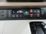 オートエアコンは操作が楽々♪フロント左右シートヒーターも装備しています。USBジャック付きです。