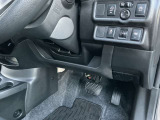 駐車ブレーキは手動式です