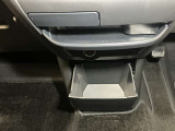 【インストセンターロアボックス】CDなどが収納できる格納式のボックス!