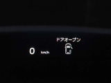 ヘッドアップディスプレイは視認性が非常に良く、運転時の視線を逸らさず様々な情報の確認が行えます。