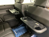 【パーソナルテーブル】フロントシート裏には後席の方が必要に応じて使用できるテーブルが付いています。水拭き可能でお手入れも簡単です。