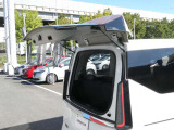 デュアルバックドア!!小さく開けたい時はハーフバックドアをオープンすれば、狭いスペースでも荷物の出し入れができます。