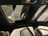 ガラス・スライディングルーフで明るい車内をお楽しみいただけます。シェード付きで日差しの強い日も安心です。
